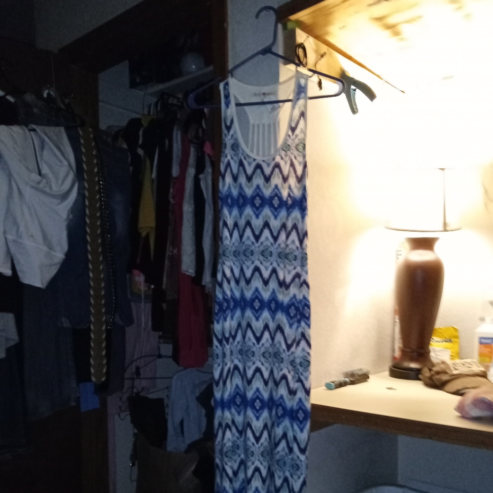 Beautiful long dress sleeveless with the back out
